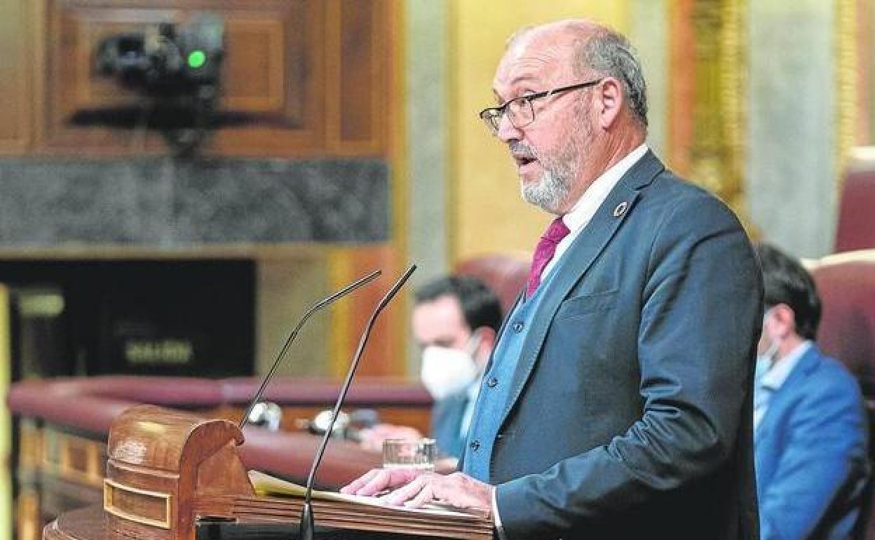 El hoy exdiputado del PSOE, Juan Bernardo Fuentes, interviene en una sesión plenaria extraordinaria en el Congreso de los Diputados.