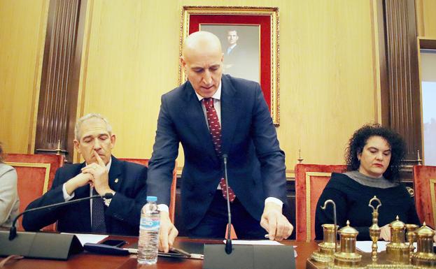 El alcalde de León, momentos antes de dar inicio el pleno de reprobación