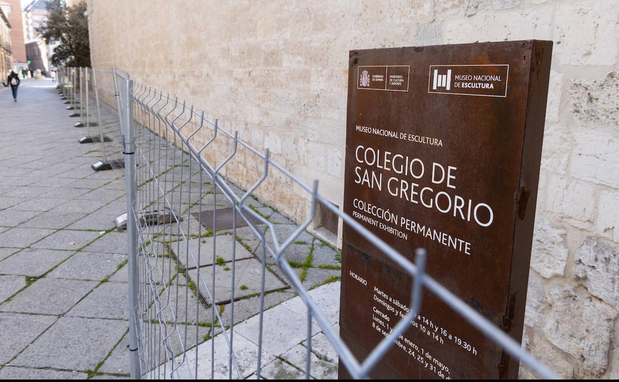 Los desprendimientos de piedras han obligado a vallar toda la fachada del Colegio de San Gregorio.