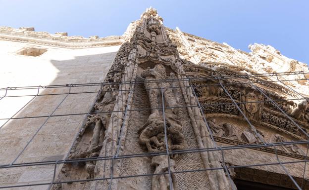 Imagen principal - La caída de cascotes obliga a restaurar toda la fachada del Museo de Escultura