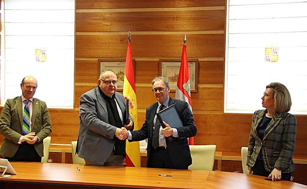 El consejero de Sanidad de la Junta de Castilla y León y el subdirector general de la Fundación la Caixa, durante la firma.