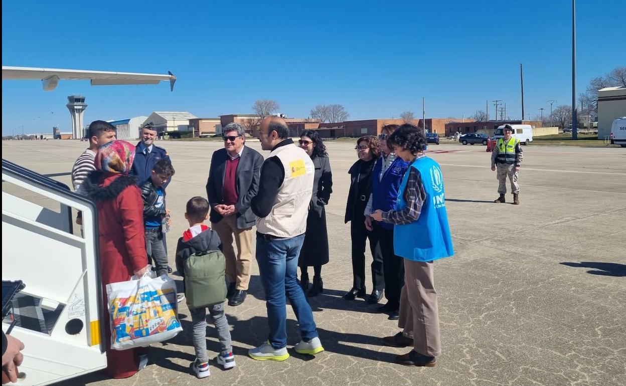 El ministro de Inclusión, Seguridad Social y Migraciones, José Luis Escrivá, recibe a los refugiados del terremoto de Siria y Turquía.