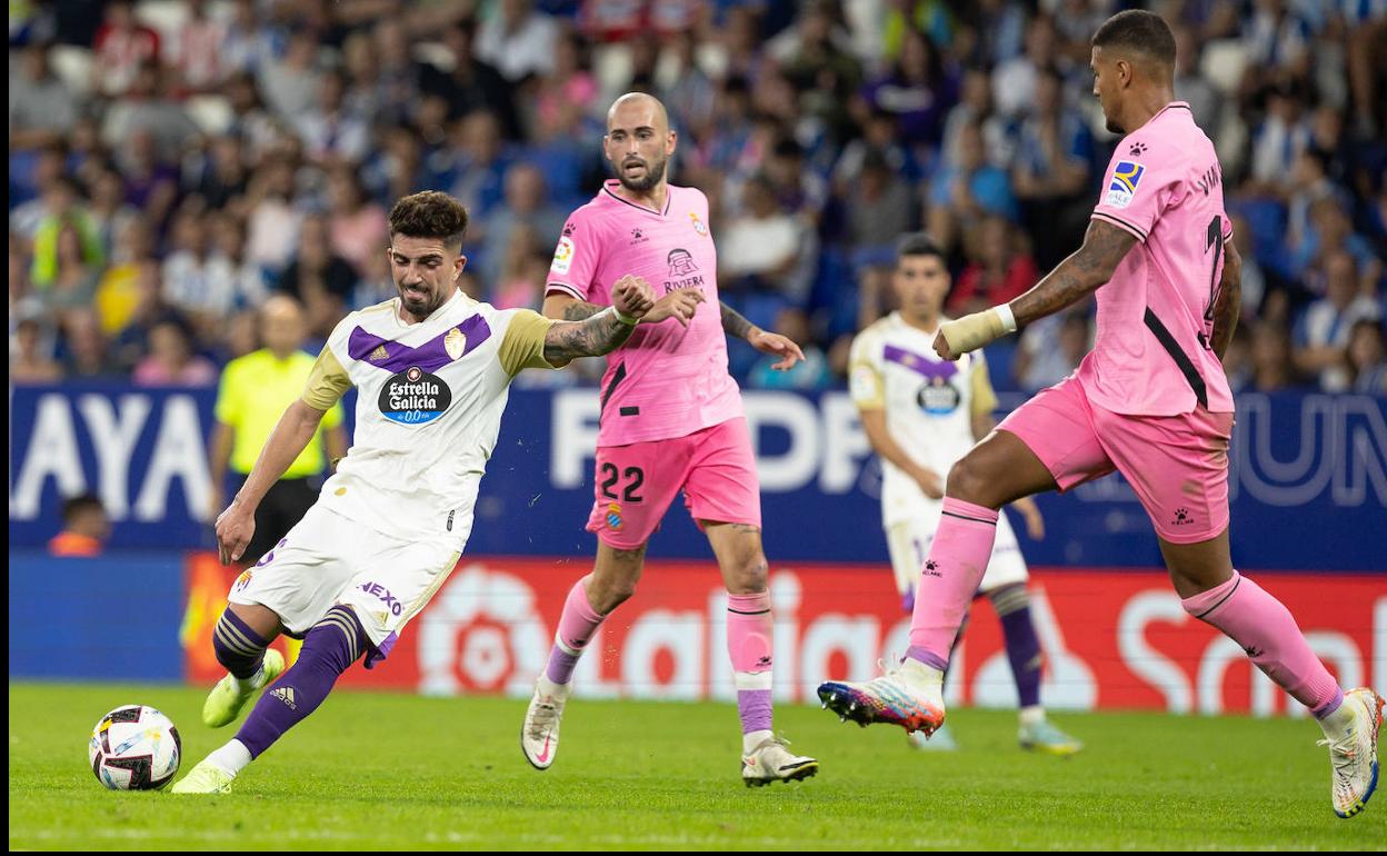 Monchu golpea el balón en el partido de ida frente al Espanyol. 