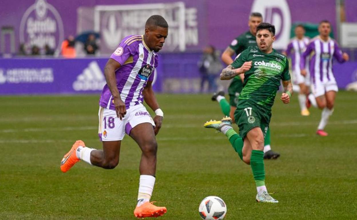 Cédric avanza con la pelota ante Joseca durante el choque entre el Real Valladolid Promesas y el CD Arenteiro de este domingo en los Anexos