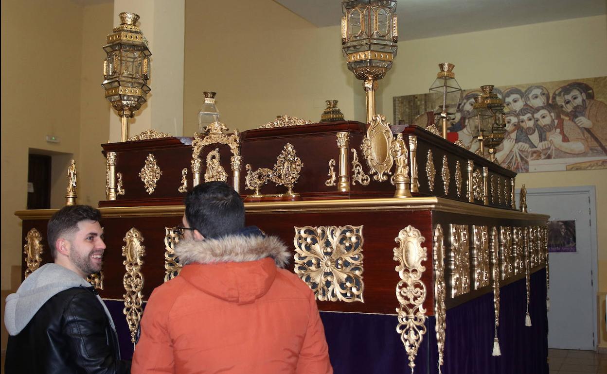 Presentación del renovado trono de los costaleros de la cofradía de La Piedad. 
