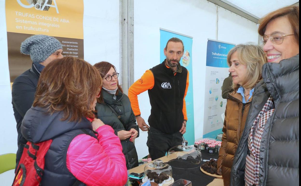 La presidenta de la Diputación y la alcaldesa de Baltanás, con los truficultores de Hérmedes.