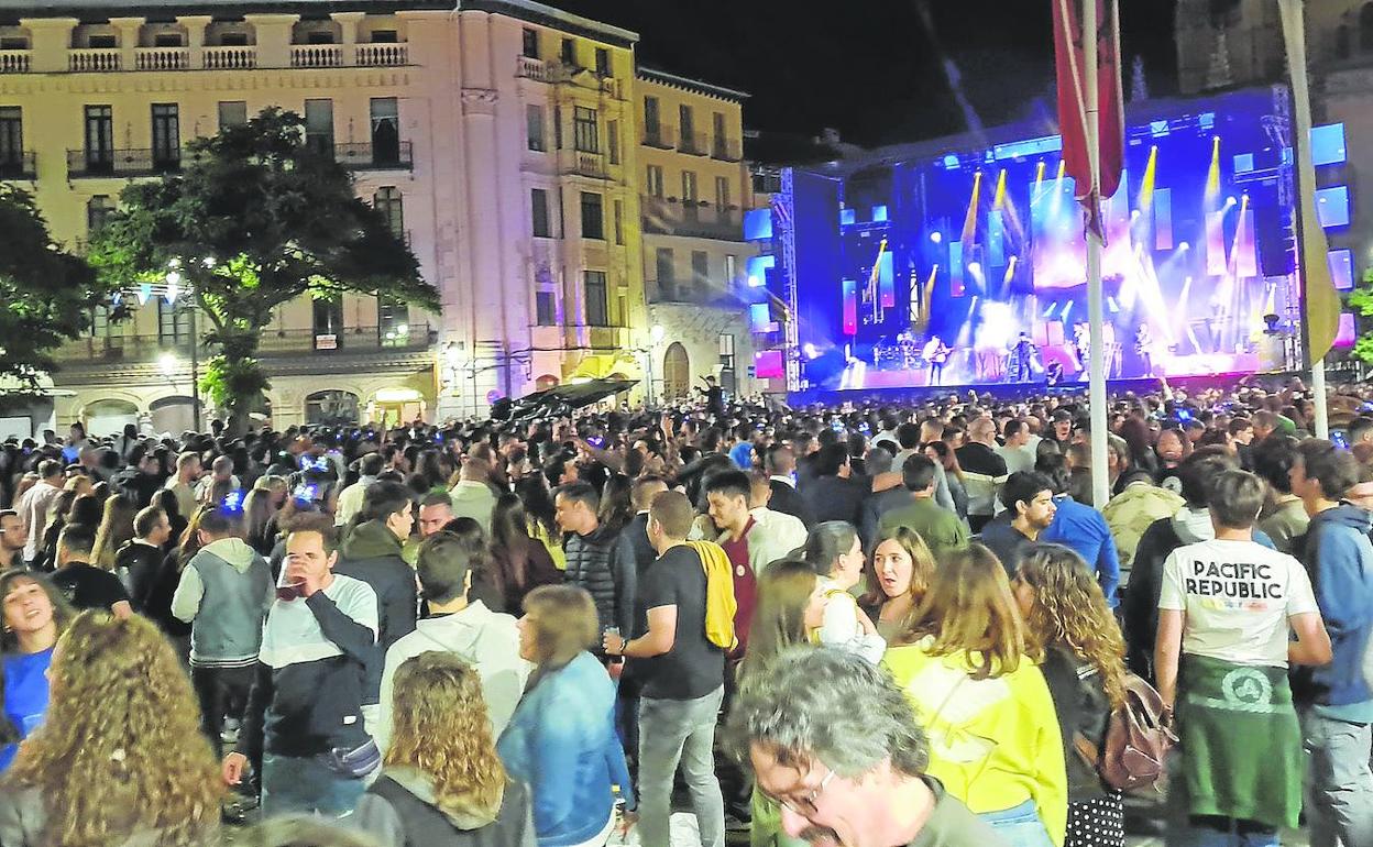 Actuación de una orquesta en una Plaza Mayor de Segovia repleta de público. 