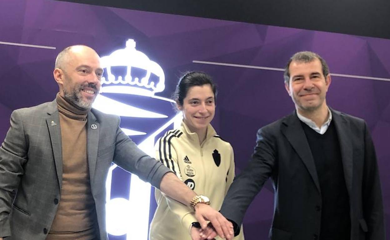 Raúl Vara (Cepaim), la futbolista María Núñez, del Real Valladolid Simancas, y David Espinar, durante la presentación del primer partido de fútbol femenino que se jugará en el estadio José Zorrilla el domingo. 