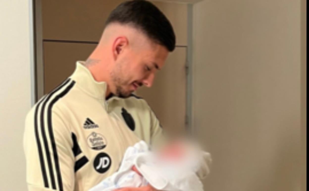 Javi Sánchez, con su hijo recién nacido, en una imagen publicada por el futbolista en Instagram