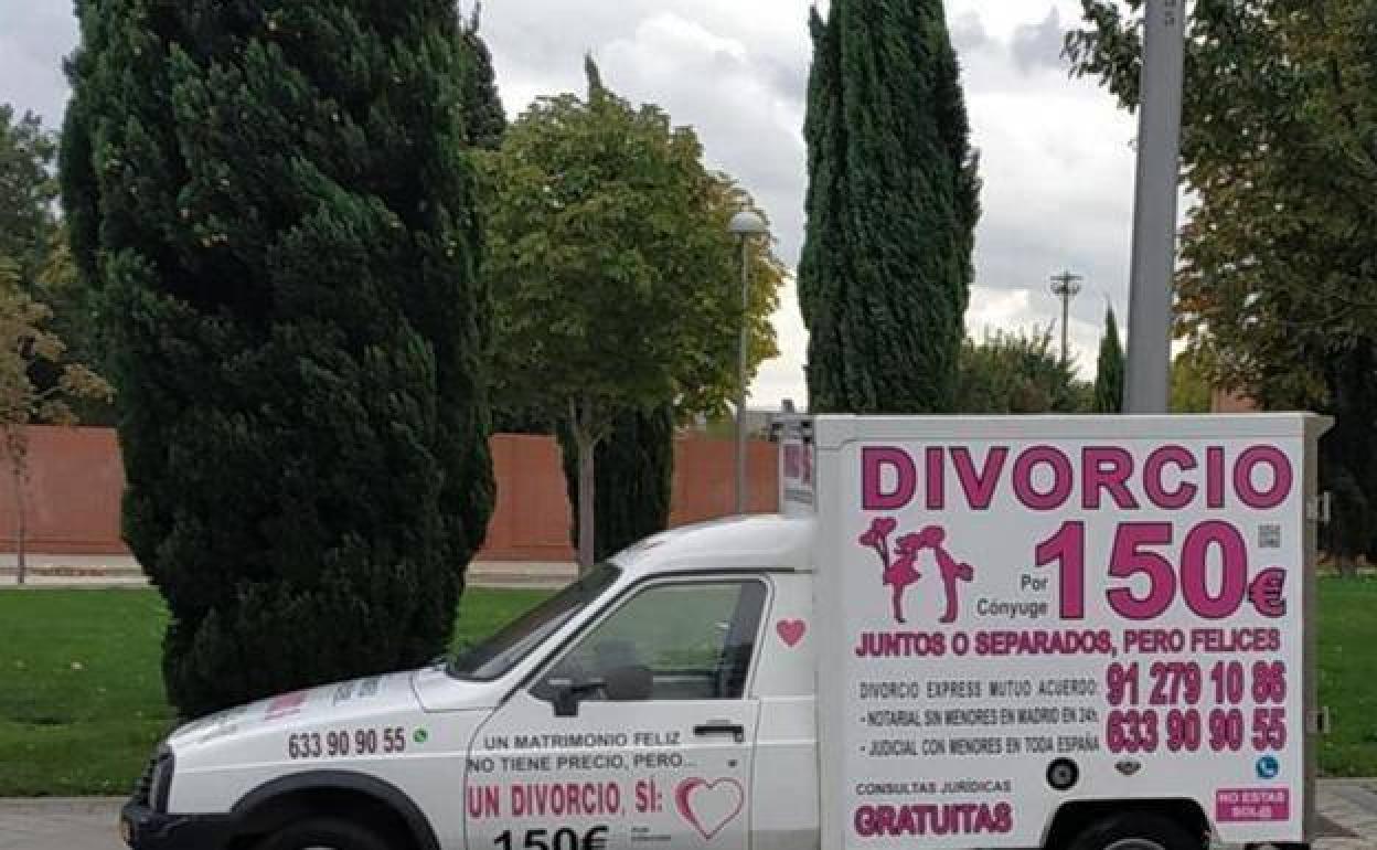 Una furgoneta-anuncio publicita divorcios baratos.