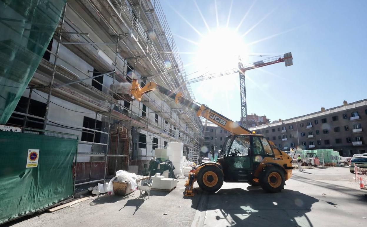 Obras de reforma en aceras y calzadas de la Avenida Reyes Católicos.