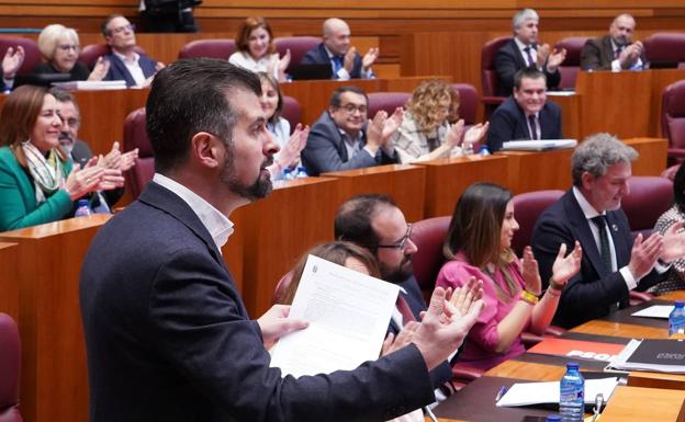 Luis Tudanca interpela a Mañueco en el pleno de las Cortes.