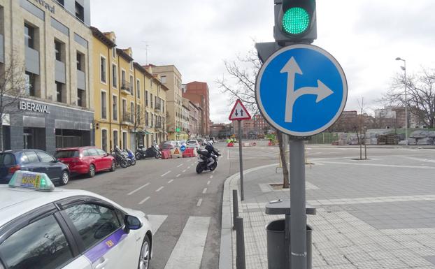 Los vehículos circulan desde Colón por la calle Estación. 