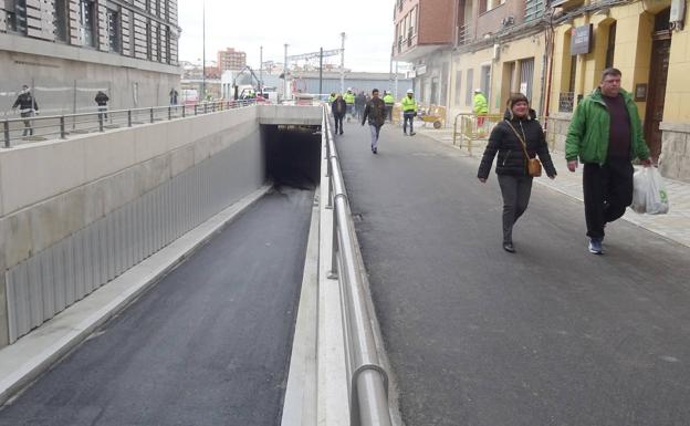 Imagen principal - Trabajos de urbanización en la calle Panaderos y en el cruce (derecha) con Estación. 