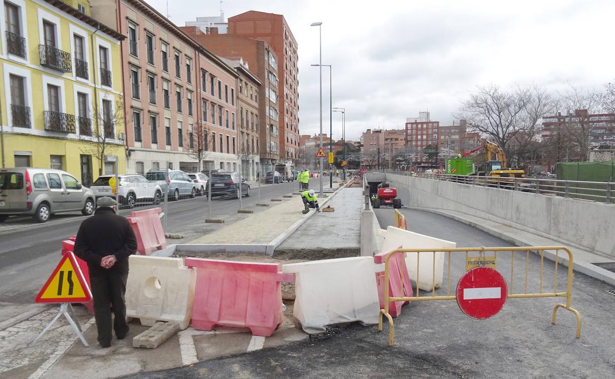 Los operarios rematan la calzada de la calle Estación y la boca del túnel hacia Delicias. 