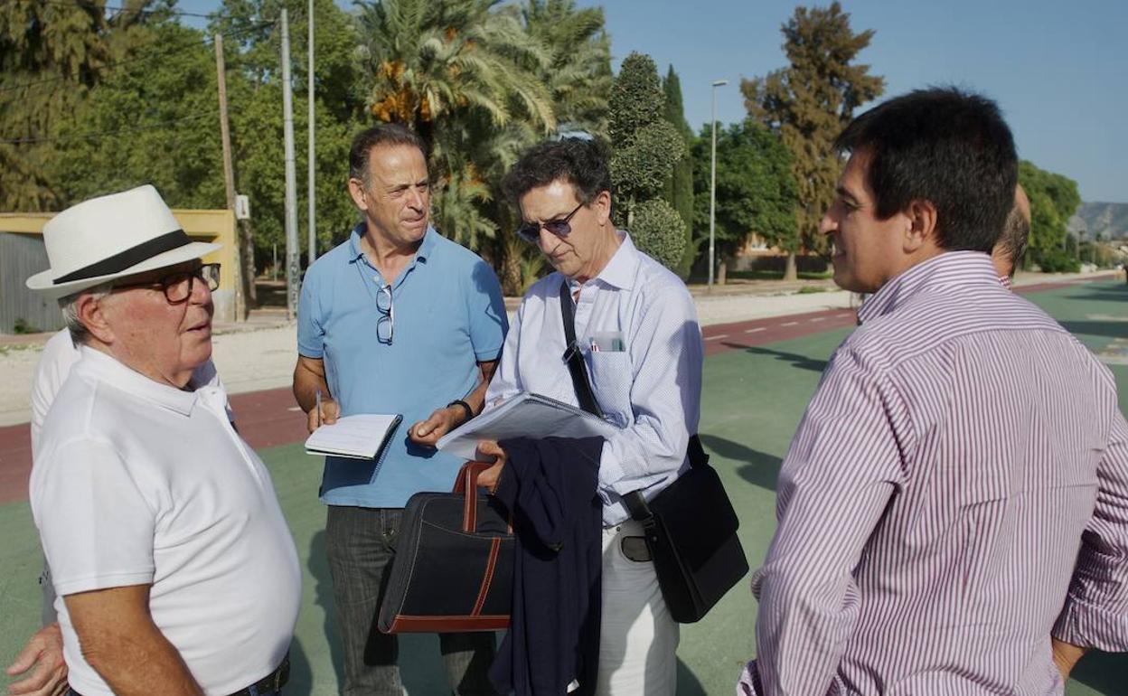 Vadillo y Lara, en el centro de la imagen, durante una visita a Murcia para conocer su soterramiento. 