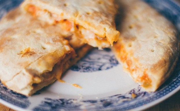 Calzone de jamón, queso y tomate