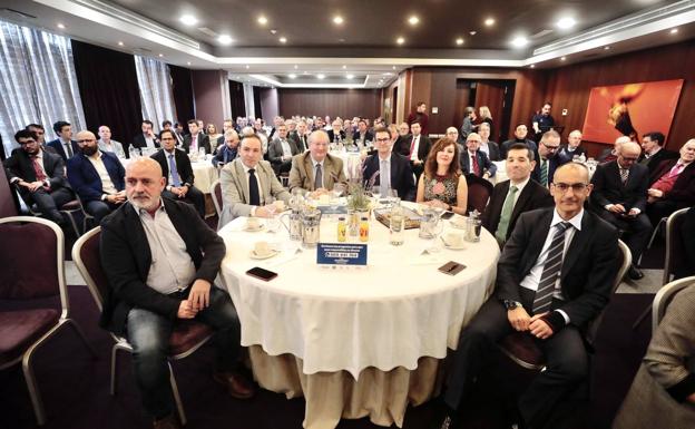 La sala del Hotel Vincci, llena para escuchar a Fernández de Mesa. 