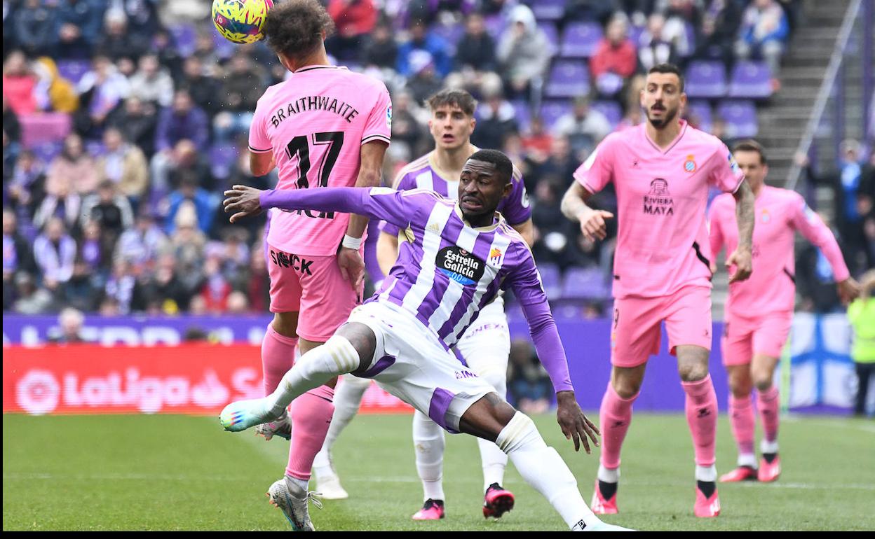 Hongla, ante Braithwaite, durante el partido frente al Espanyol. 