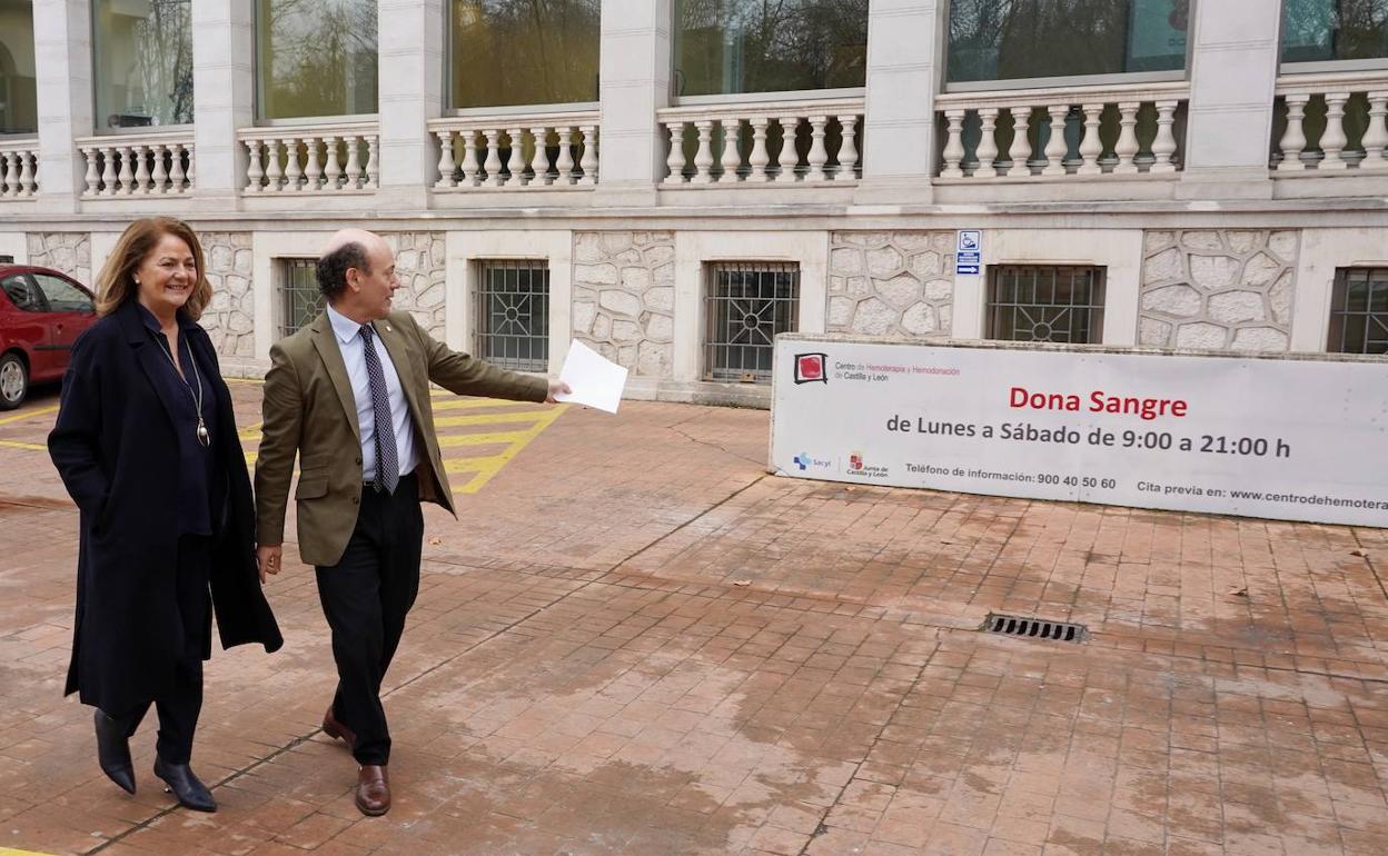 El viceconsejero de Asistencia Sanitaria, Jesús García-Cruces, junto a la directora del Centro de Hemoterapia y Hemodonación, Lydia Blanco, este miércoles.