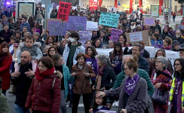 Decenas de manifestantes con pancartas y carteles al comienzo de la manifestación en Segovia. 