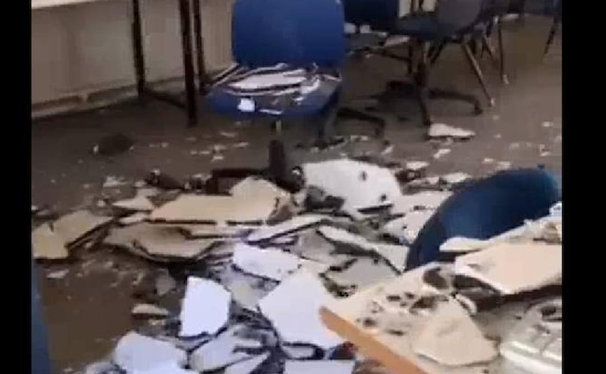 Captura del vídeo que se ha difundido en el que se ven los pedazos del techo desprendido en un aula de La Albuera. 