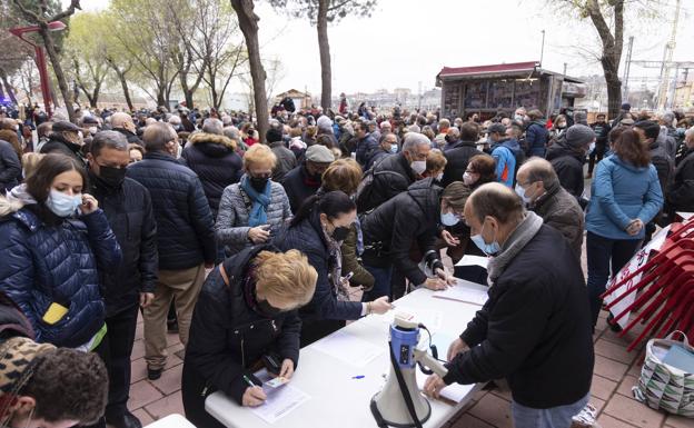 Recogida de firmas por el soterramiento en marzo del año pasado 