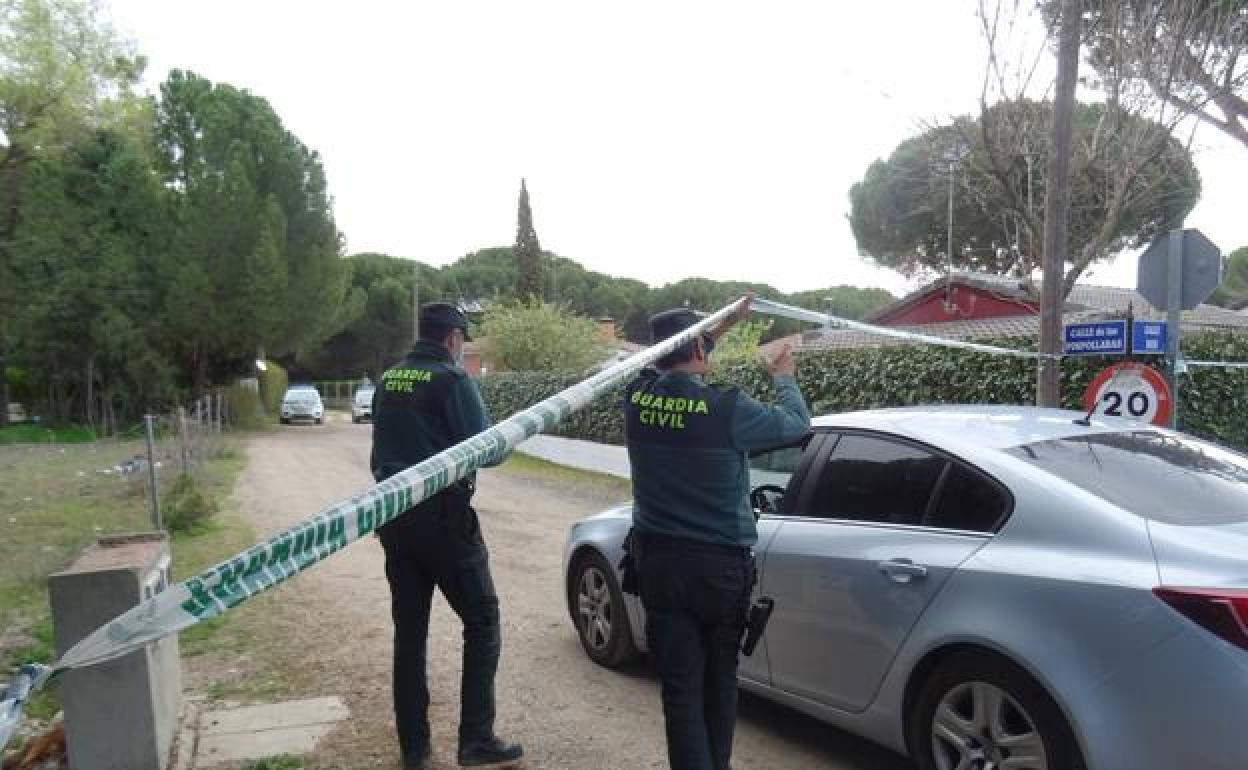 La Guardia Civil registra el chalé familiar de Óscar S. en El Romeral. 