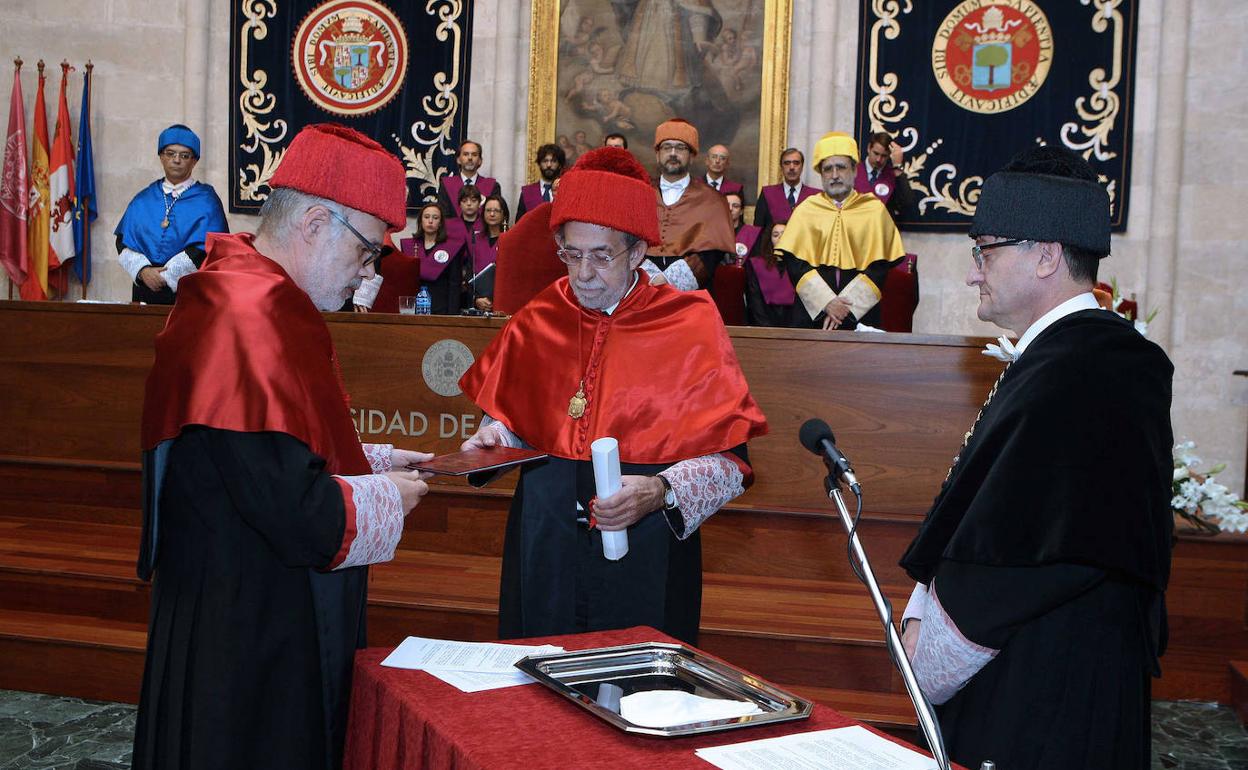 Fernando Valdés (centro) cuando fue nombrado doctor honoris causa por la Universidad de Valladolid en noviembre de 2015. 