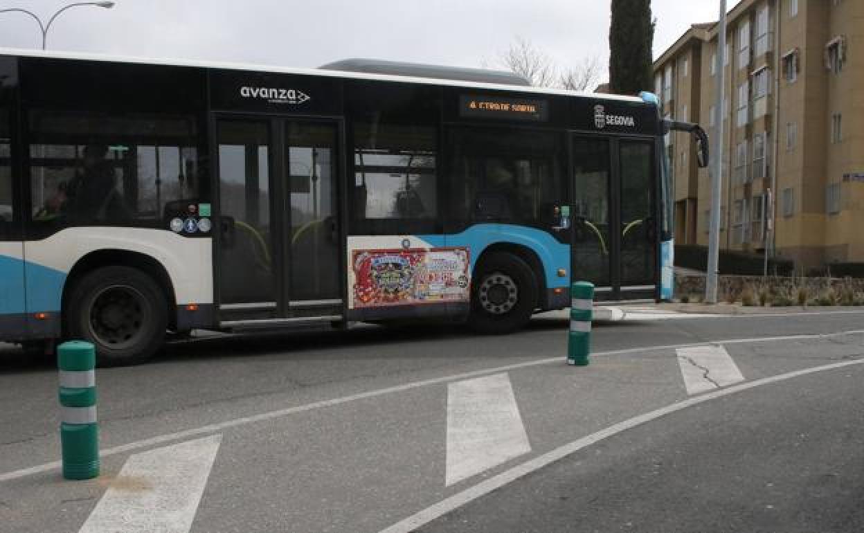 Un autobús realiza un giro junto a los bolardos en Nueva Segovia. 