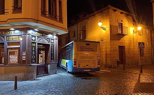 Autobús averiado en la plaza de la Rubia. 