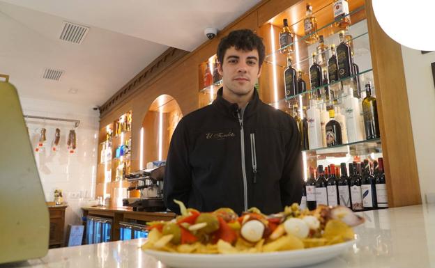 Iván Quevedo, encargado del local, muestra una de las variedades de banderillas más demandandas.