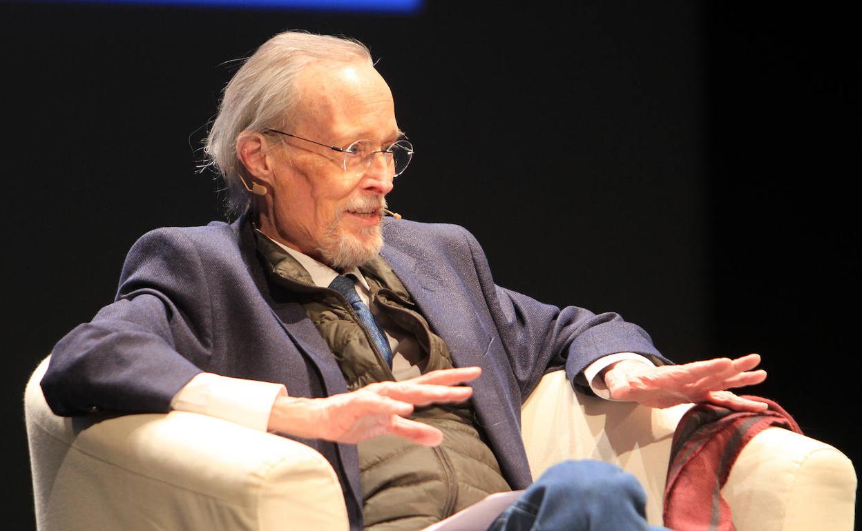 El economista Josep Piqué, en la conferencia celebrada en el Teatro Juan Bravo. 