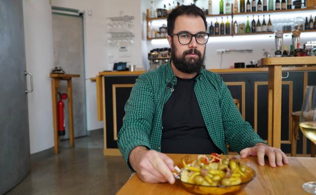 Jesús Marfíl presenta sus deliciosas gildas en un plato clásico 'como el de las abuelas'