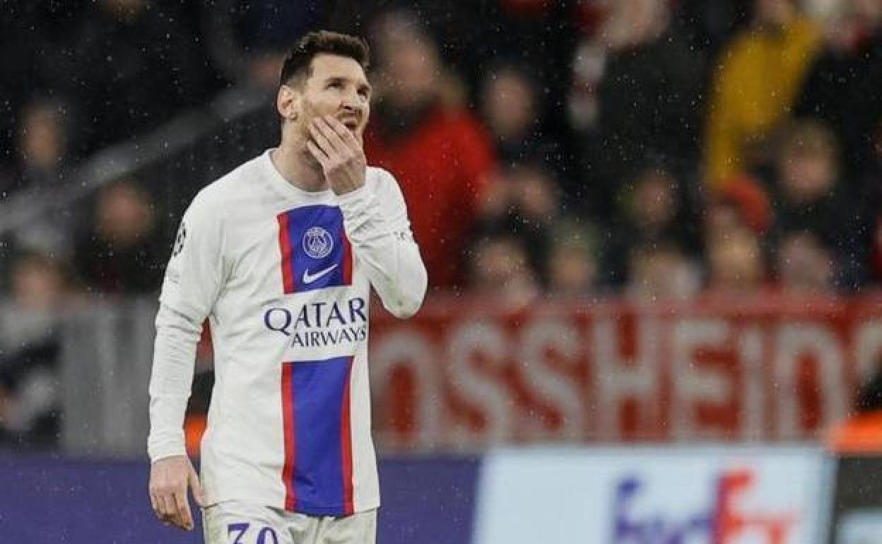 Leo Messi se lamenta tras la eliminación del PSG en octavos de la Champions.