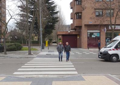Imagen secundaria 1 - Arriba, el corredor peatonal de la avenida de Ramón Pradera. Debajo, a la izquierda, el nuevo paso de cebra de la avenida y detalle, a la derecha, de los 'comecocos' de hormigón de la plaza de la Siega.