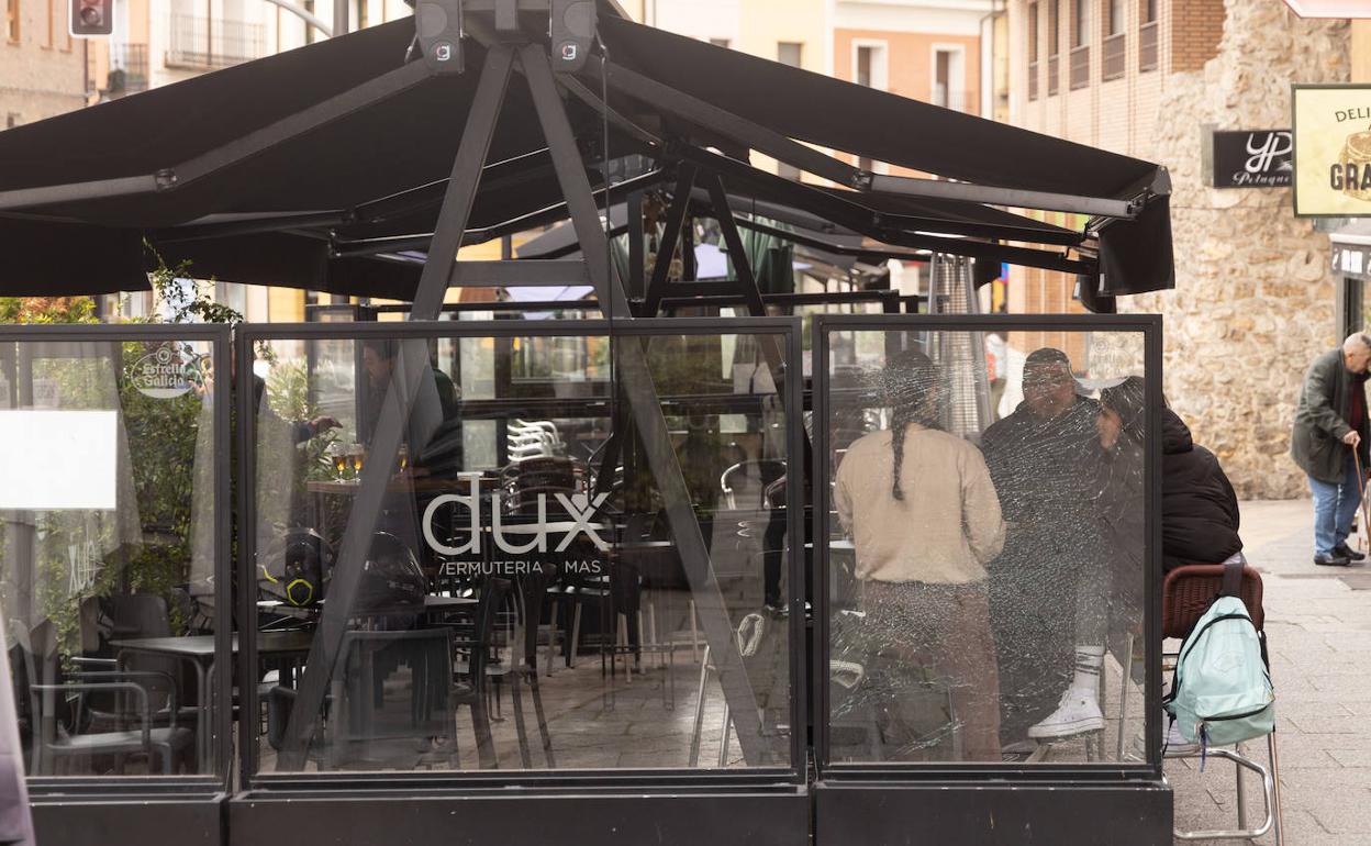 Terraza del bar Dux, donde tuvo lugar la agresión.
