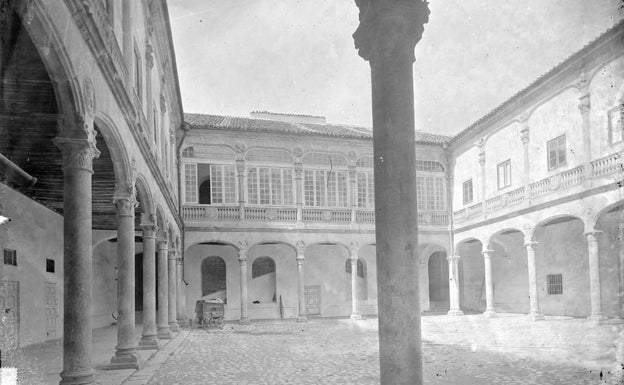 Patio del Palacio Real, donde residió José I, fotografiado por Laurent en el siglo XIX. 