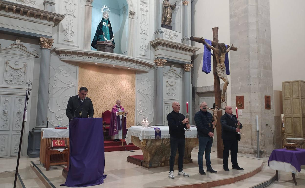 Celebración del Vía Crucis en la iglesia de San Pedro Mártir. 