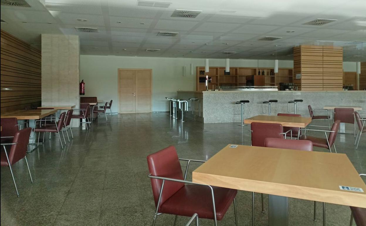 Instalaciones de la cafetería de las Cortes de Castilla y León, cerradas al público esos días.