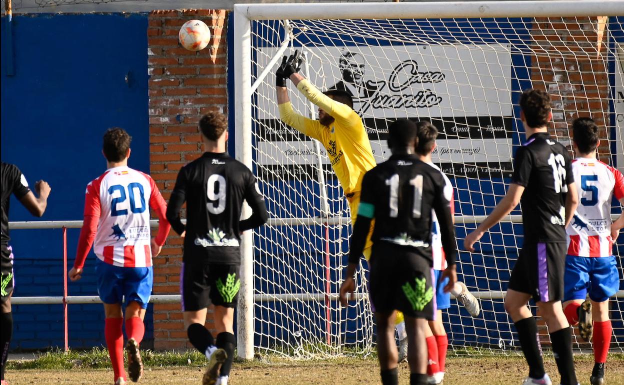 Una acción de un partido anterior del Tordesillas ante el Numancia. 
