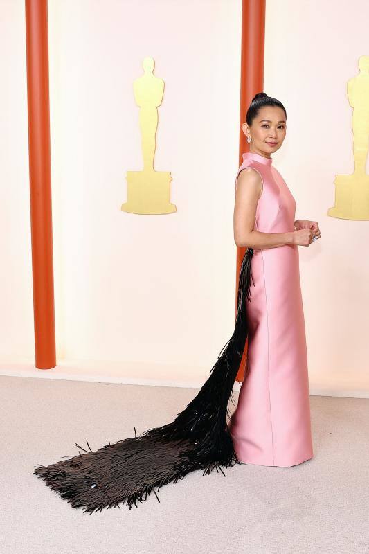 Hong Chau, perfecta con su Prada rosa con original cola de plumas negras.