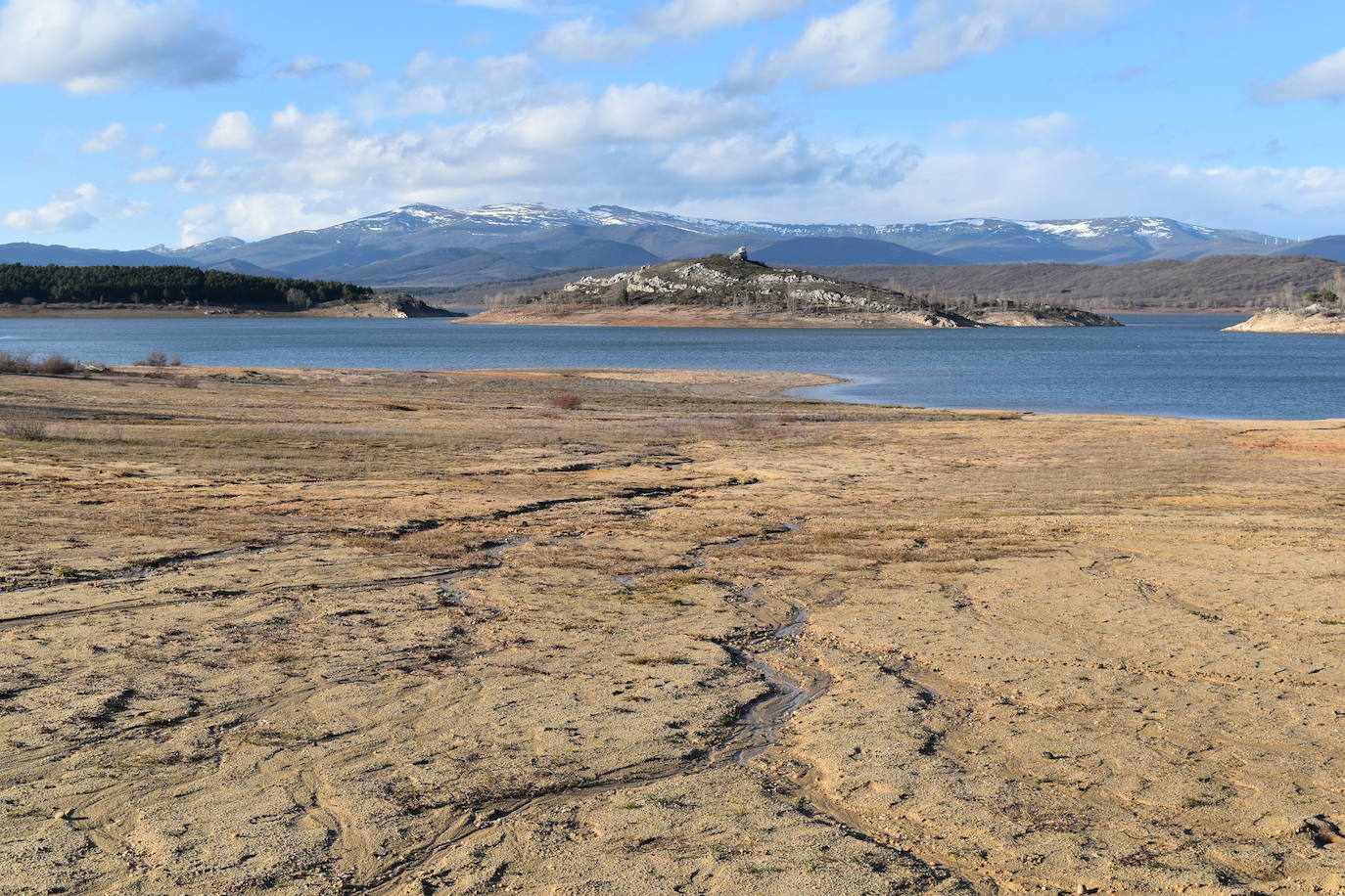 Fotos: El pantano de Aguilar llega a la primavera aún en prealerta