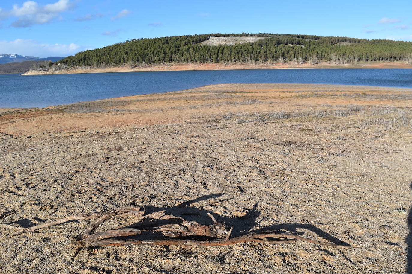 Fotos: El pantano de Aguilar llega a la primavera aún en prealerta