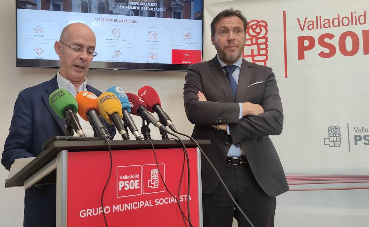 Martín Fernández Antolín, junto a Óscar Puente durante su presentación como integrante de la lista municipal socialista. 