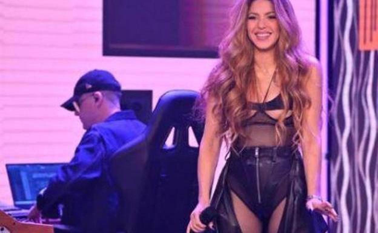 Shakira actúa con Bizarrap durante el programa.