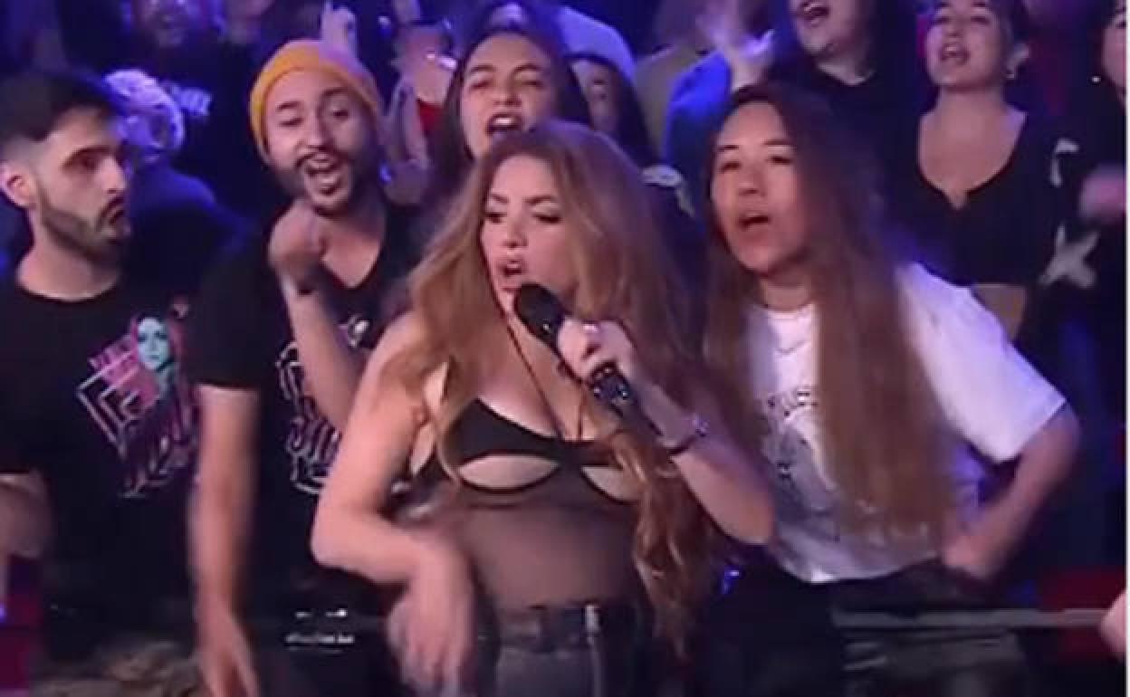 Shakira cantando su 'Sesión 53' en el programa 'The Tonight Show' de Jimmy Fallon. 