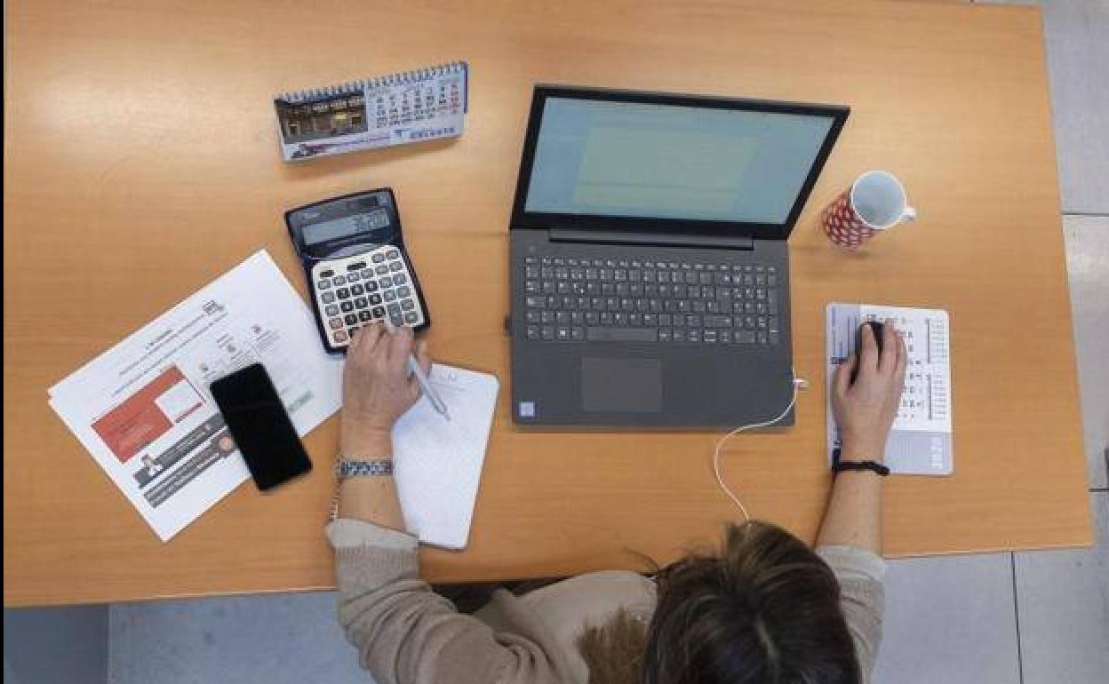 Una mujer en su mesa de trabajo desde casa.