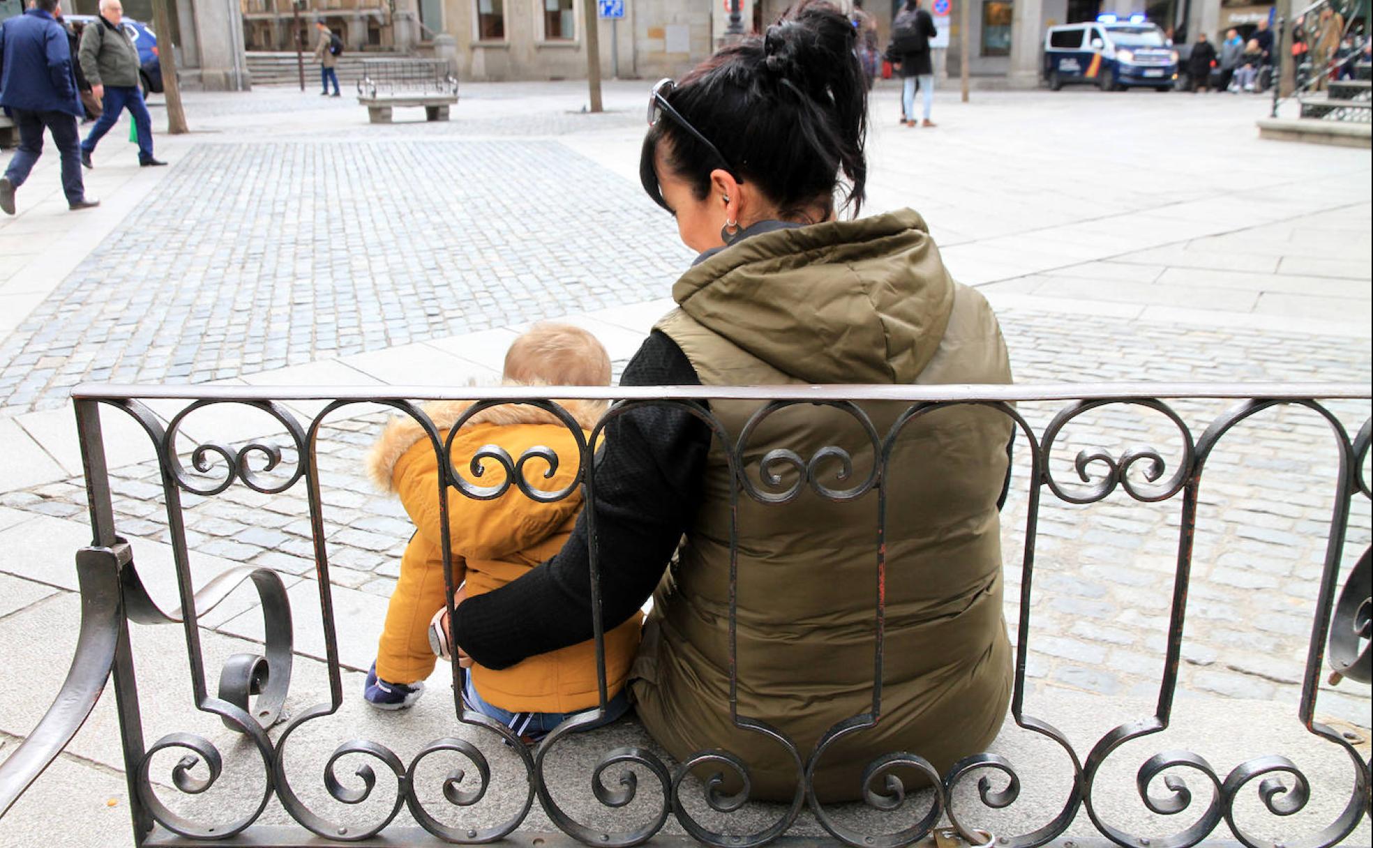 Sheila Rincón, junto a su hijo, al que tuvo tras descubrir que la celiaquía causaba su infertilidad. 