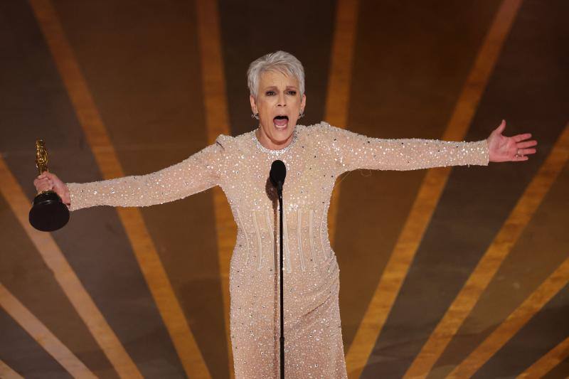 Jamie Lee Curtis, con su Oscar a mejor actriz de reparto.